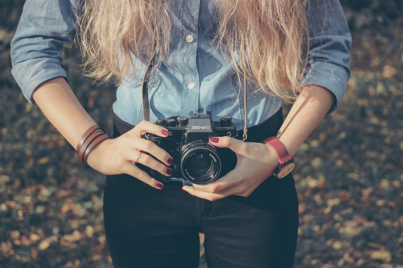 photographe-LA ROQUE EN PROVENCE-min_hand-person-girl-woman-camera-photography-614-pxhere.com