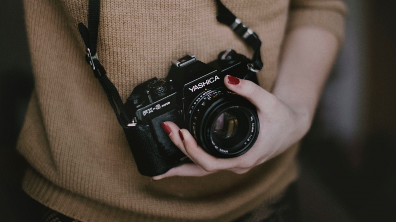 photographe-LA ROQUE EN PROVENCE-min_woman-camera-photography-photographer-slr-dslr-319-pxhere.com